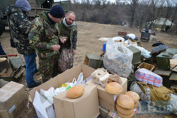 Артиллеристы 44-ой бригады разбирают помощь, привезенную волонтерами