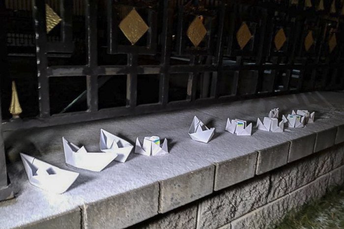 Акция с бумажными корабликами в поддержку задержаных украинских моряков возле посольства РФ в Минске, 26 ноября 2018.
