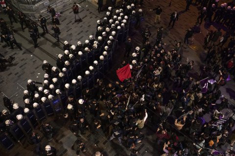 Полиция Стамбула разогнала женский марш, применив слезоточивый газ