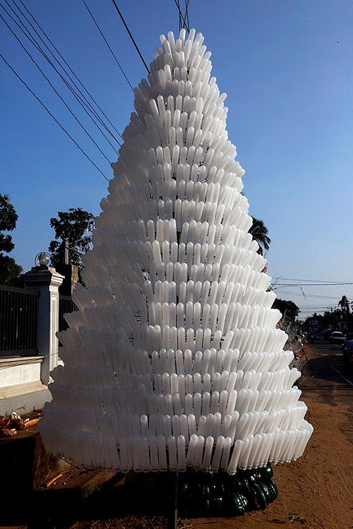 Елка из пластиковых бутылкок возле церкви в Коломбо, Шри Ланка. 