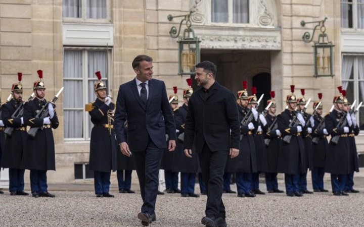 Зеленський прибув до Парижа і зустрівся з Макроном