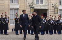 Зеленський прибув до Парижа і зустрівся з Макроном