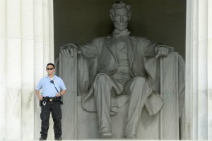Вандалы осквернили мемориал Линкольна в Вашингтоне