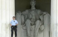 Вандалы осквернили мемориал Линкольна в Вашингтоне