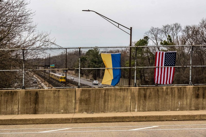 Український та американський прапори висять на шляхопроводі I-66, Фолс-Черч, штат Вірджинія.
