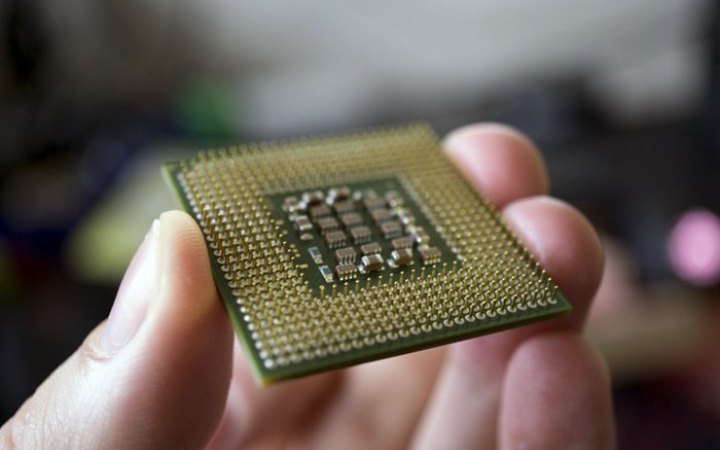 FT: Китай блокує використання чипів Intel та AMD у державному секторі