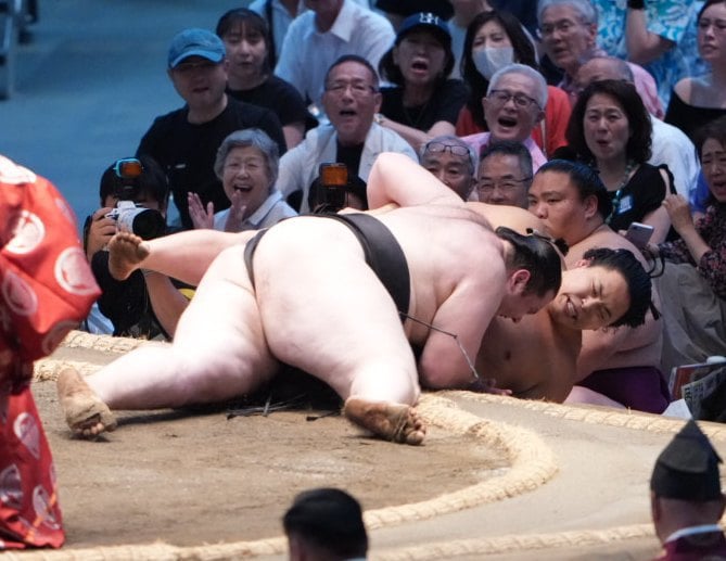 Шіші Масару виштовхав Котоейхо в рамках сутички на Nagoya Basho