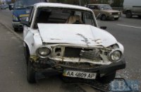 В Киеве пожилой мужчина не справился с управлением машиной и попал в аварию