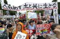 В Японии протестуют против закона, который позволит японским военным воевать за рубежом.