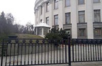 Біля Верховної Ради величезне дерево заблокувало під'їзд для спікера