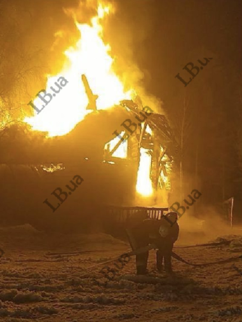 Рятувальники борються з вогнем, який охопив будинок Ігоря Мазепи