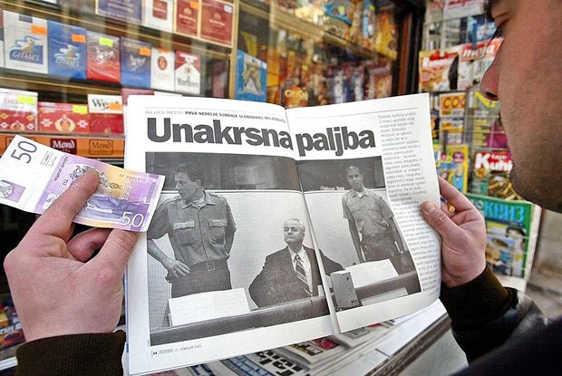 Житель Белграда покупает газету со статьей о суде над Милошевичем, 2002 год