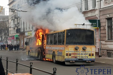 ​В центре Тернополя на ходу загорелся троллейбус