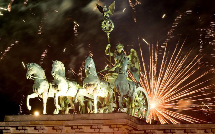 У Німеччині через феєрверки у новорічну ніч загинули 5 людей. У Берліні затримали сотні людей