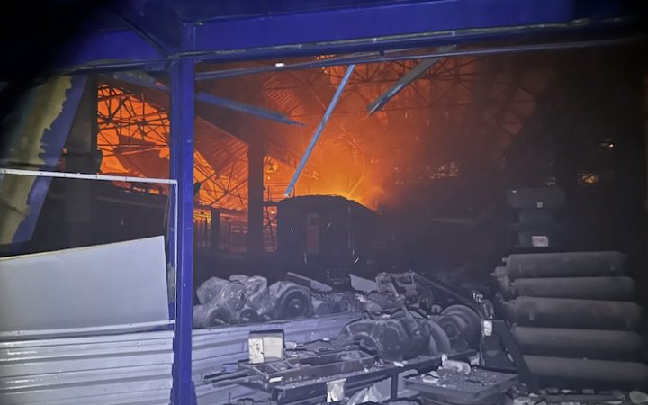 Росіяни знову атакували залізницю: пошкоджено вокзал в Дніпрі і станції в Харківській області