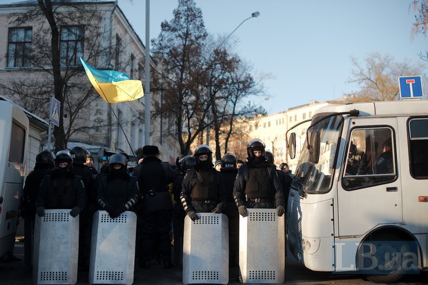 Митинг со всех сторон окужен кордоном милиции, людям приходится обходить Европейскую площадь через Владимирскую горку