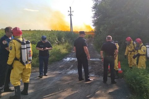 На трассе в Днепропетровской области разлилась цистерна азотной кислоты (обновлено)