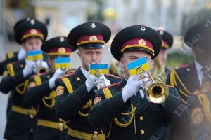 Янукович и Азаров поздравили военных с Днем Сухопутных войск