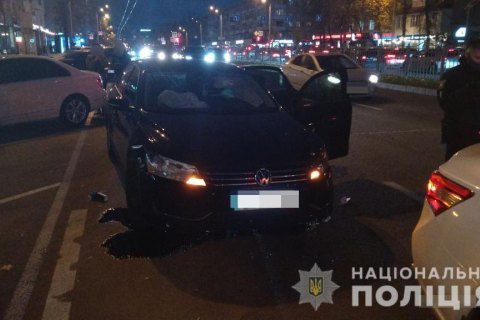 В Харькове автомобиль сбил трех пешеходов на островке безопасности