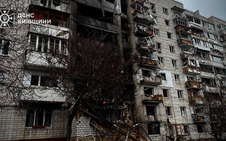 У Вишгороді тривають відновлювальні роботи на місці ворожого удару