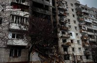 У Вишгороді тривають відновлювальні роботи на місці ворожого удару