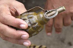 Милиционеры обезвредили боевую гранату на Оболони в Киеве