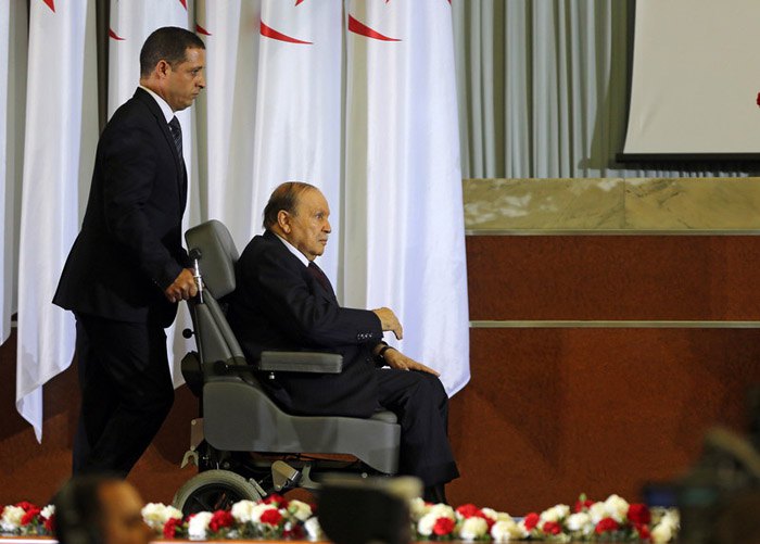 Бутефлика, переизбранный на четвертый срок, во время сложения присяги в Алжире, 28 апреля 2014. 
