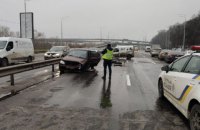 В Киеве автомобиль выехал на встречную полосу и спровоцировал ДТП с пятью машинами