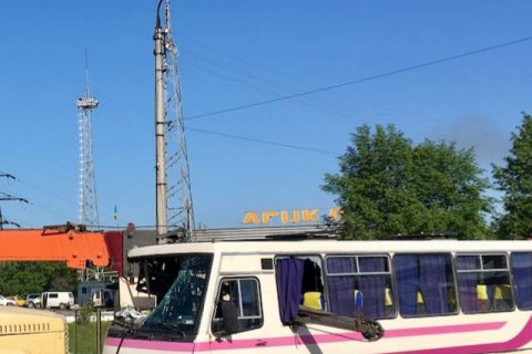 Автокран-стріла протаранив наскрізь маршрутку в Чернівцях