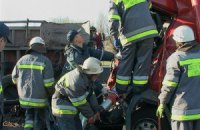 В Киеве столкнулись два грузовика, погиб водитель