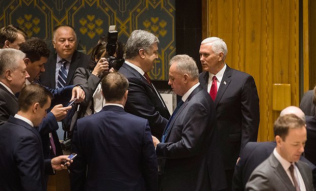 Петр Порошенко и Майкл Пэнс общаются в кулуарах во время выступления России на совбезе ООН, 20 сентября 2017