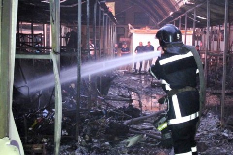 Ночью в Одессе сгорело несколько павильонов на рынке "Северный"