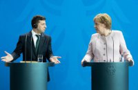 Зеленский о Меркель: "Я думаю, что она оказалась в тяжелой ситуации" 
