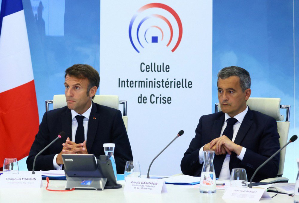 Президент Франції Еммануель Макрон та міністр внутрішніх справ Жеральд Дарманен під час наради в кризовому центрі екстреної допомоги у Парижі, 30 червня 2023 р.