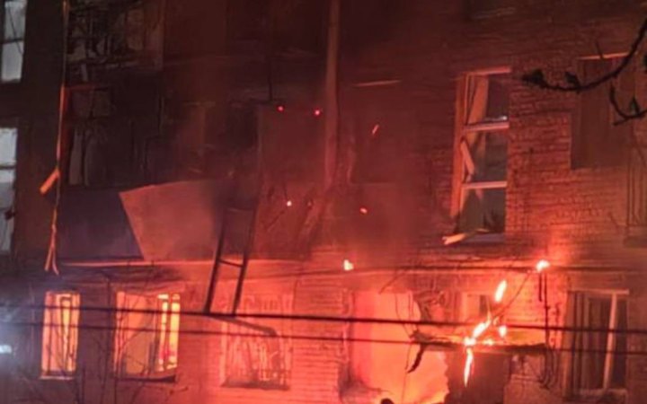 Росіяни вдарили безпілотником по житловому будинку у Сумах (доповнено)