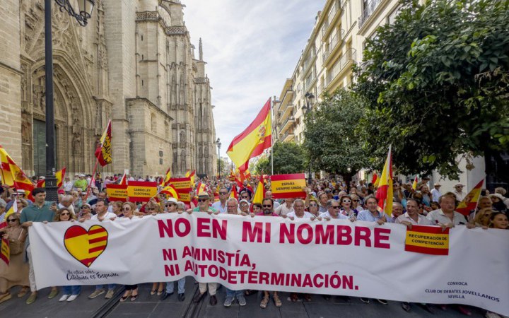 У Барселоні пройшли масові протести проти аміністії для каталонських сепаратистів