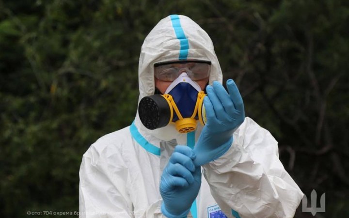 Фахівці РХБ розвідки перевіряють рівень радіації біля пошкодженої внаслідок російського обстрілу конструкції на ЧАЕС