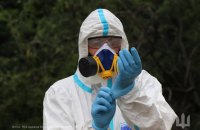 Фахівці РХБ розвідки перевіряють рівень радіації біля пошкодженої внаслідок російського обстрілу конструкції на ЧАЕС