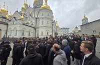 Під час обшуків на території Почаївської лаври відбулися провокації за участі неповнолітніх