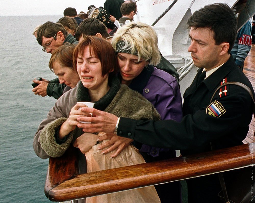Дружини моряків «Курська» на місці загибелі підводного човна. Баренцове море, 2000 р.