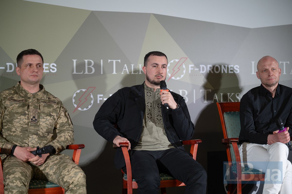 Андрій Лебеденко, заступник головнокомандувача ЗСУ, Давид Алоян, заступник секретаря РНБО ( у центрі), Андрій Гриценюк, СЕО українського оборонно-технологічного кластера BRAVE1 (праворуч)
