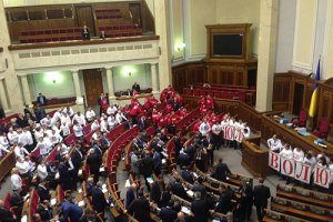 Рада позбавила Порошенка депутатських повноважень