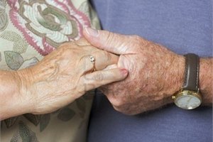 Прожившие вместе 65 лет муж и жена умерли с разницей в полтора часа