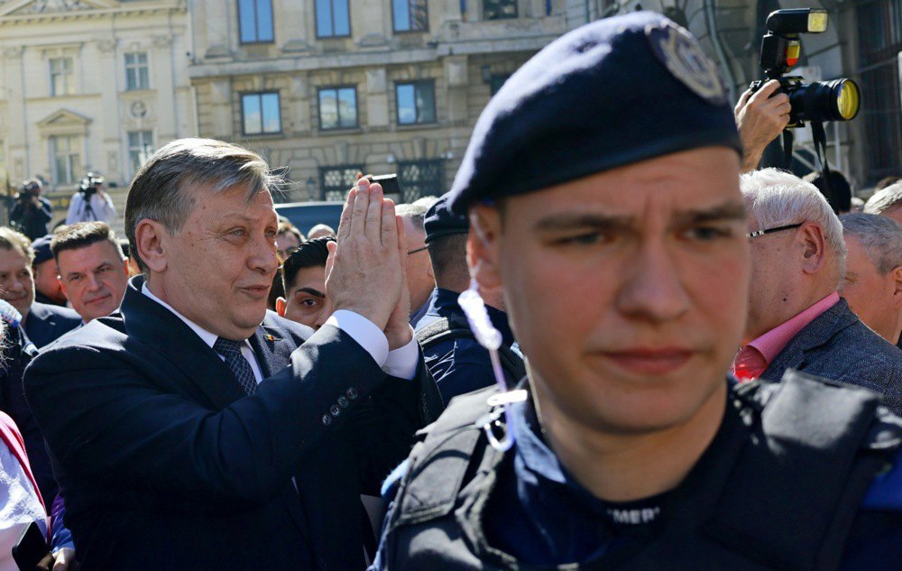 Крін Антонеску вітає своїх прихильників після реєстрації на президентських виборах, Бухарест, 9 березня 2025 року.