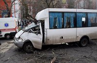 У Миколаєві дерево впало на маршрутку, госпіталізовані двоє дітей і дорослий