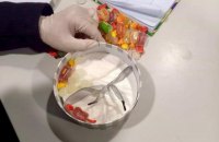 У пасажира літака ​"Київ-Дублін" знайшли пів кілограма кокаїну в коробці з цукерками-желейками