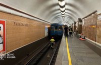 У Києві пасажир потрапив під потяг метро. Зачиняли низку станцій (оновлено)
