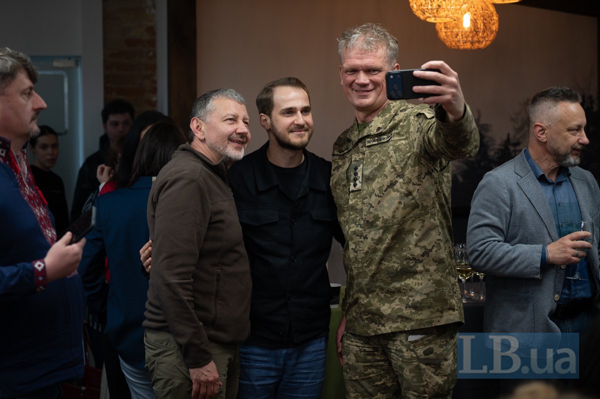 Віктор Прошкін (ліворуч), Ігор Швайка, військовослужбовець ЗСУ (праворуч)