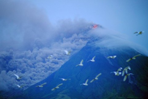На Філіппінах почалося виверження вулкана