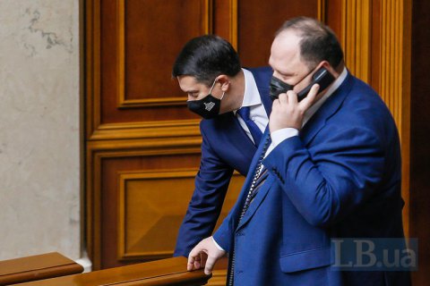 Стефанчук заявив, що йому невідомо про плани розглянути позбавлення Разумкова мандату на зʼїзді "Слуги народу"